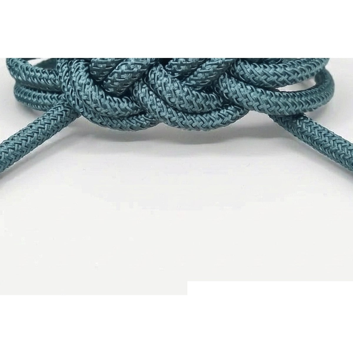Braid and magnetic cap detail