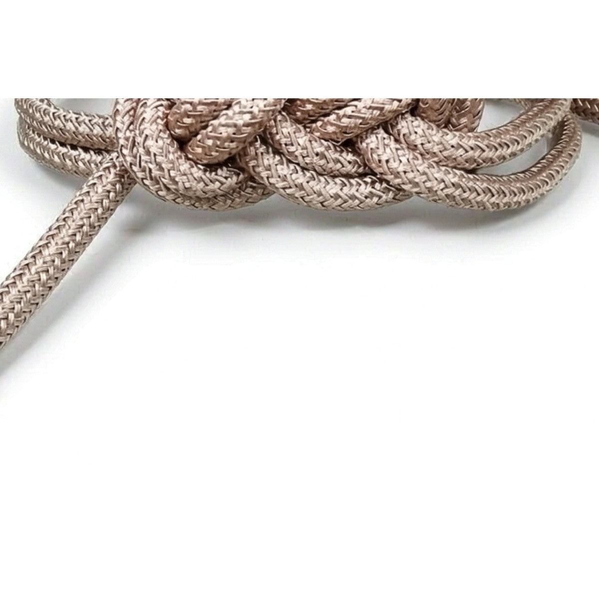 Braid and magnetic cap detail